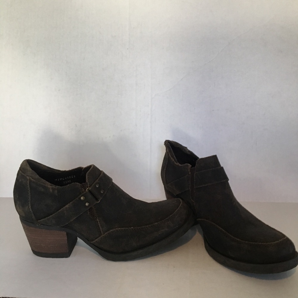 Born suede brown ankle boots. Size 9.5